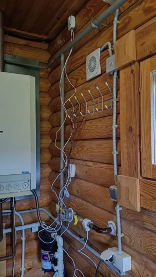 Газовый котёл и счётчик в теплогенераторной частного дома