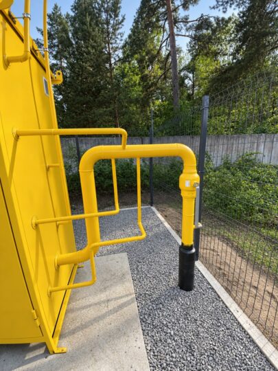 Газопровод и запорная арматура у ГРПШ — Приозерск