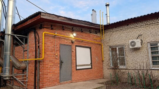 Наружный газопровод на фасаде энергоцентра — Приозерск